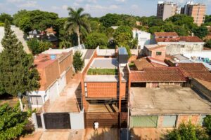 Vivienda de Tierra Liquida en Paraguay por Oficina de arquitectura X
