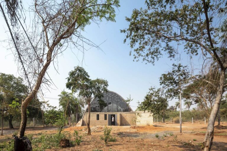 Casa taller el caparazón en Paraguay