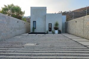 Fachada de casa moderna minimalista con concreto aparente