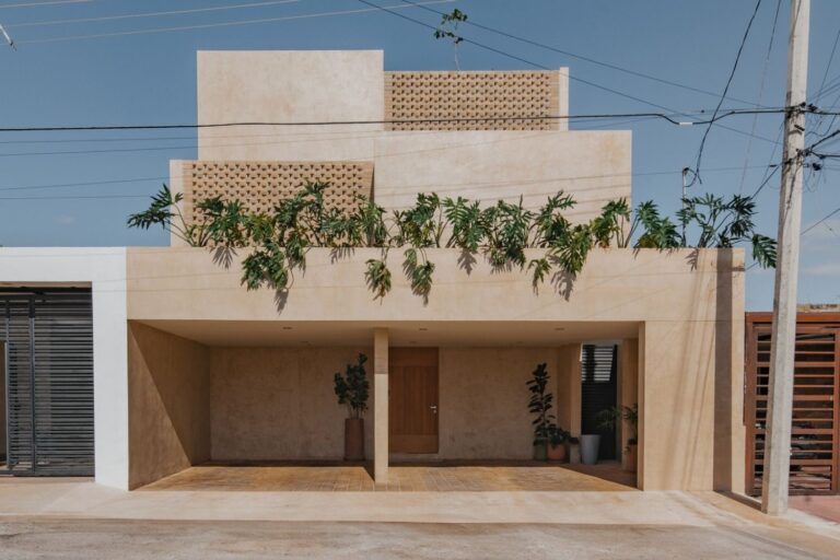 Fachada ded casa moderno minimalista en Yucatán. Casa Eterna en Yucatán