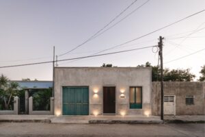 Fachada de casa colonial con tonos claro. Intervencion arquitectónica. Casa Xk'anlol por LU'UM arquitectos