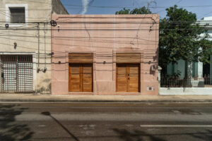 La Casa Rosa en Yucatán, Fachada de casa en tonos rosa, con puertas de madera