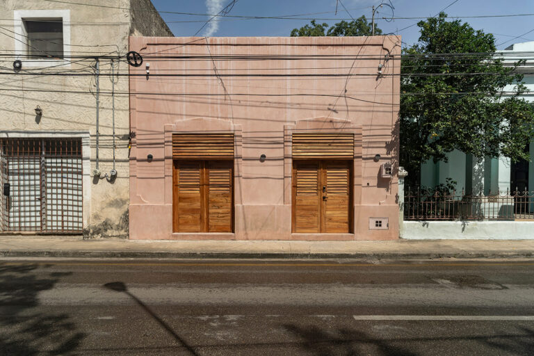La Casa Rosa en Yucatán, Fachada de casa en tonos rosa, con puertas de madera