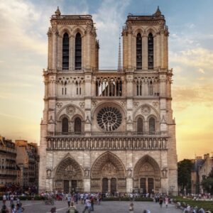 Fachada principal de la Catedral de Notre-Dame, destacando los detalles góticos como las gárgolas, arbotantes y el gran rosetón central.