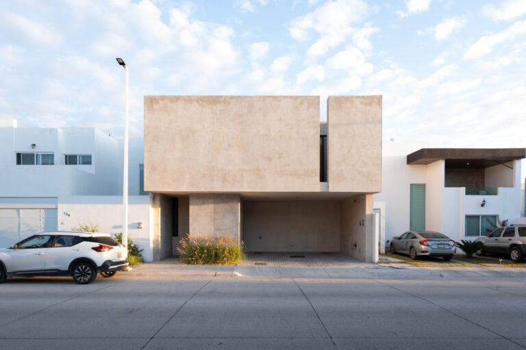 Casa Olivo: Vivienda Contemporánea de Concreto por trescuatro arquitectura