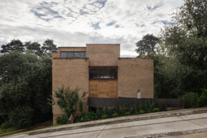 Casa La Sierra: Arquitectura de Tierra en Bosque de Niebla