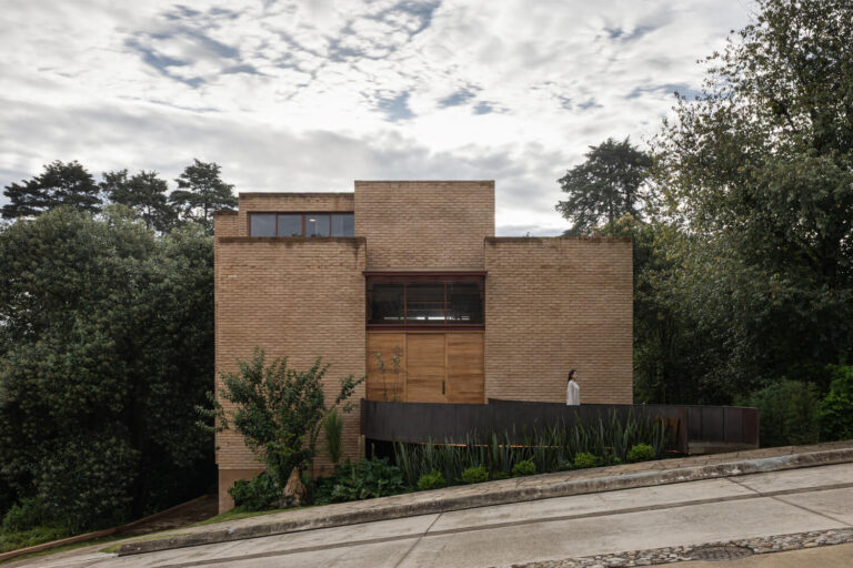 Casa La Sierra: Arquitectura de Tierra en Bosque de Niebla