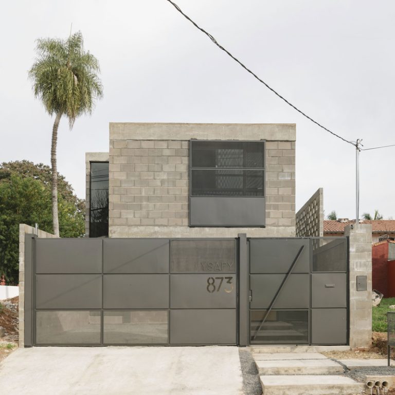 Casa desnuda en Paraguay