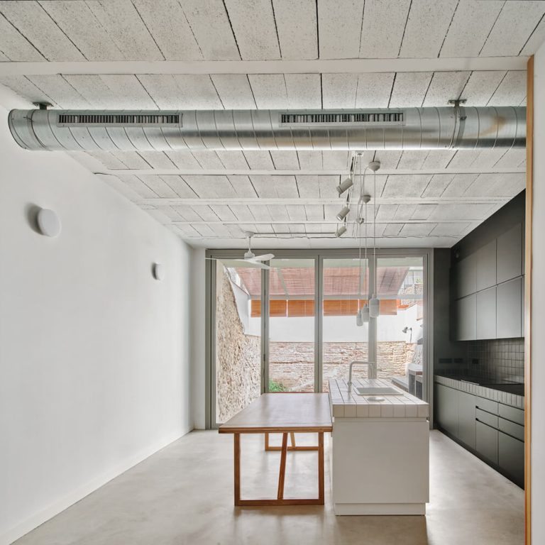 100JOA Obra nueva de casa entre medianeras en España - Fotografía de Arquitectura