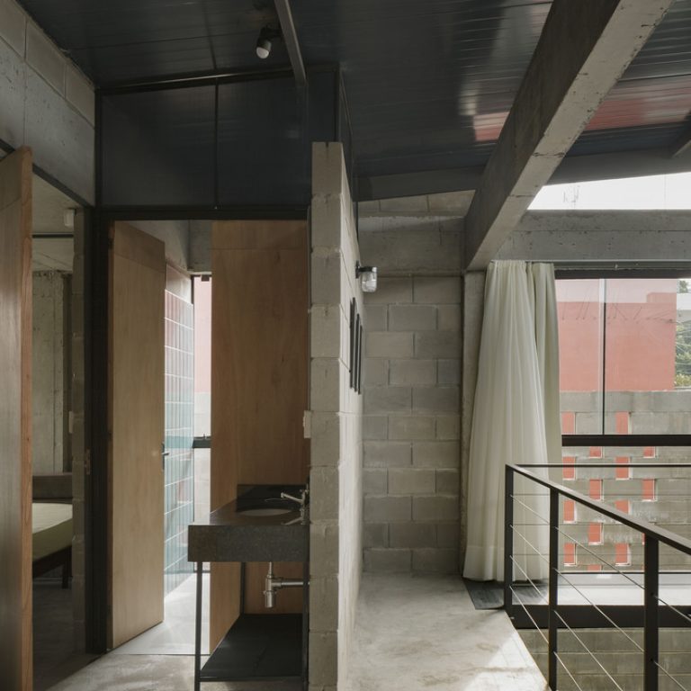 Casa desnuda en Paraguay