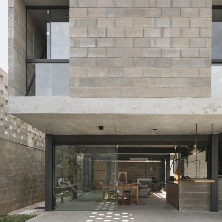 Casa desnuda en Paraguay