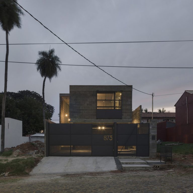 Casa desnuda en Paraguay