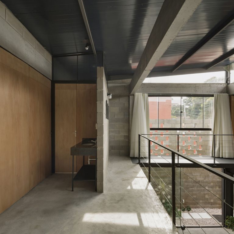 Casa desnuda en Paraguay