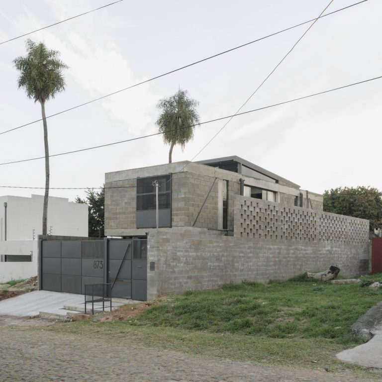 Casa desnuda en Paraguay