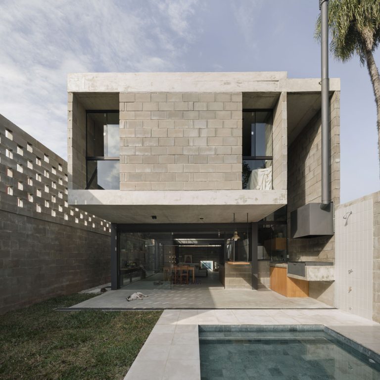 Casa desnuda en Paraguay