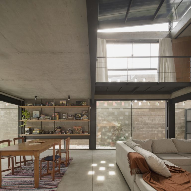 Casa desnuda en Paraguay