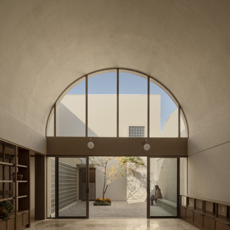 Sala, patio, boveda de cañon. Casa A.Martínez: Arquitectura con Bóveda de Cañón en Michoacan por Taller Michoacán