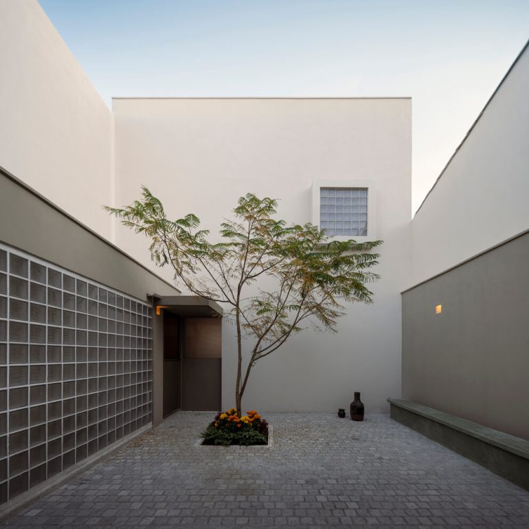 Patio interior. Casa A.Martínez: Arquitectura con Bóveda de Cañón en Michoacan por Taller Michoacán