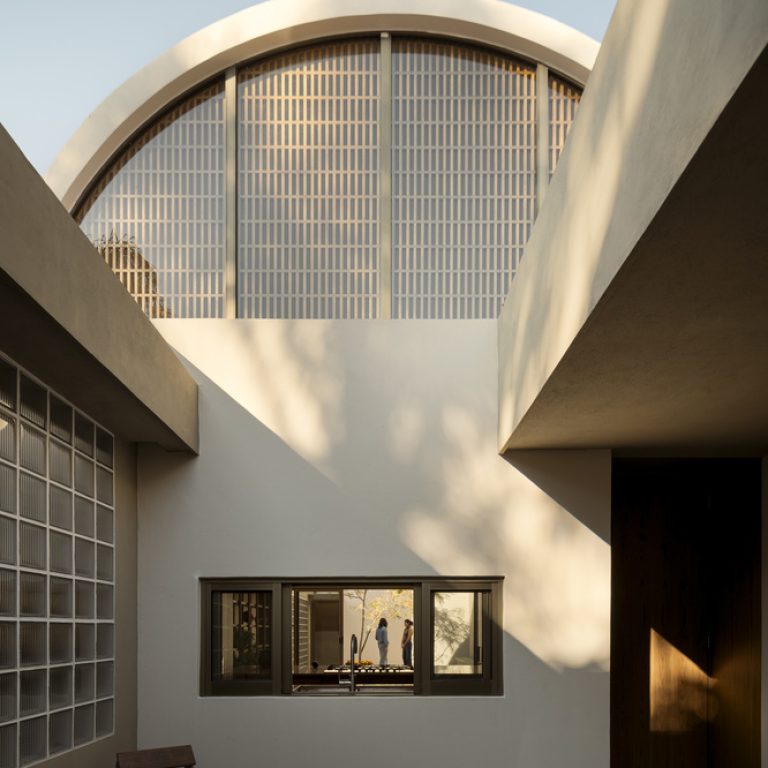 Patio, celosia. Casa A.Martínez: Arquitectura con Bóveda de Cañón en Michoacan por Taller Michoacán