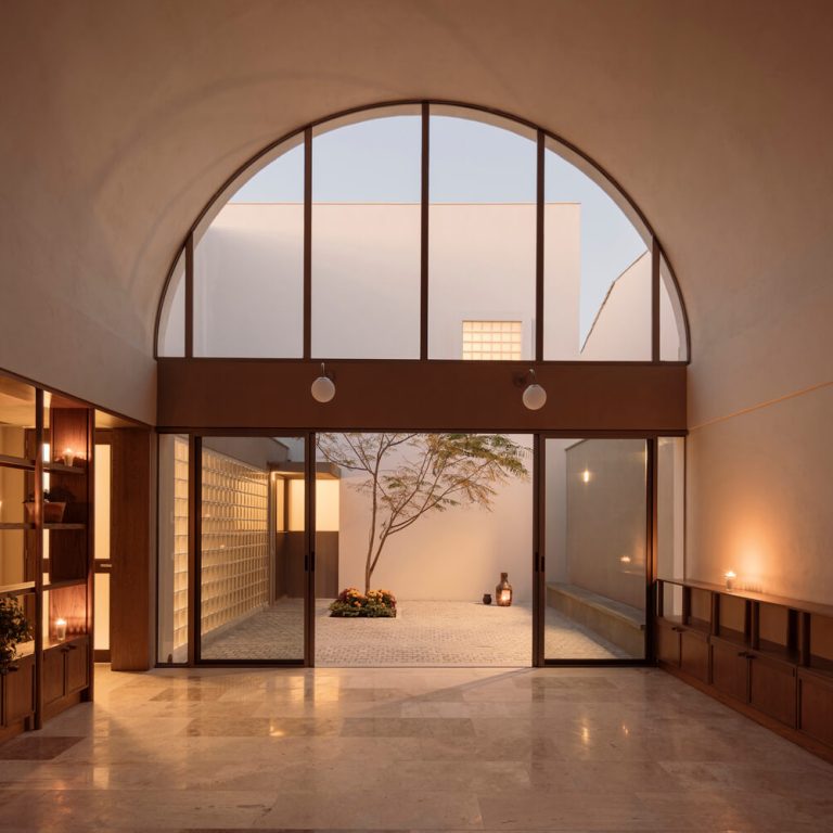 Sala, patio, atardecer. Casa A.Martínez: Arquitectura con Bóveda de Cañón en Michoacan por Taller Michoacán