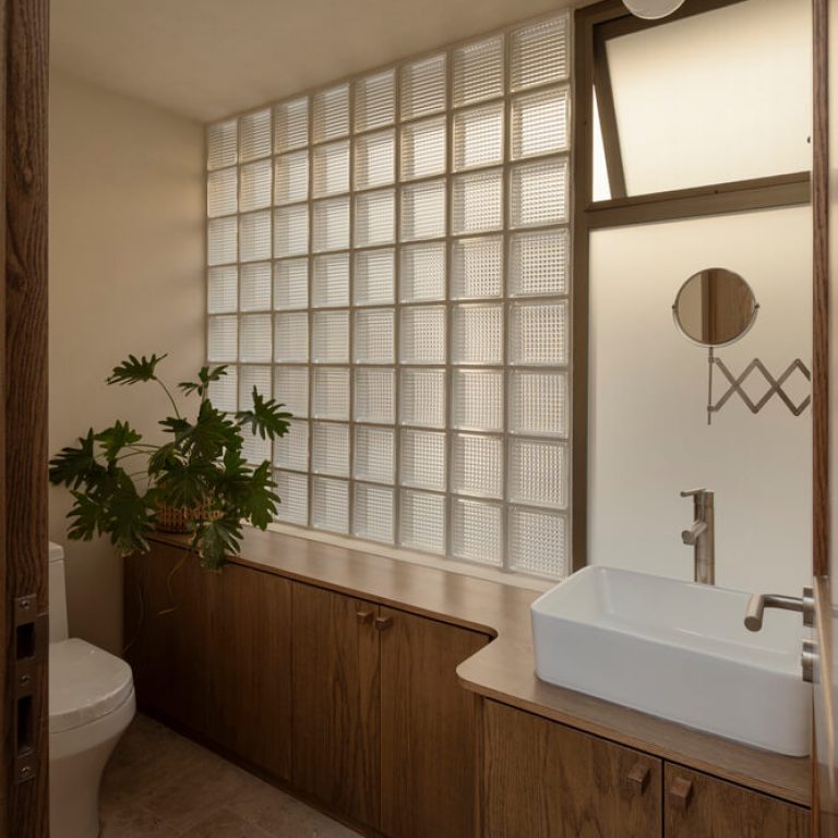 Baño, blocks de cristal. Casa A.Martínez: Arquitectura con Bóveda de Cañón en Michoacan por Taller Michoacán