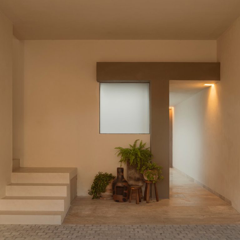 Cochera. Casa A.Martínez: Arquitectura con Bóveda de Cañón en Michoacan por Taller Michoacán