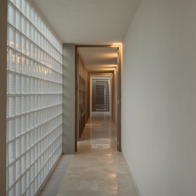 Pasillo con muro de celosia. Casa A.Martínez: Arquitectura con Bóveda de Cañón en Michoacan por Taller Michoacán