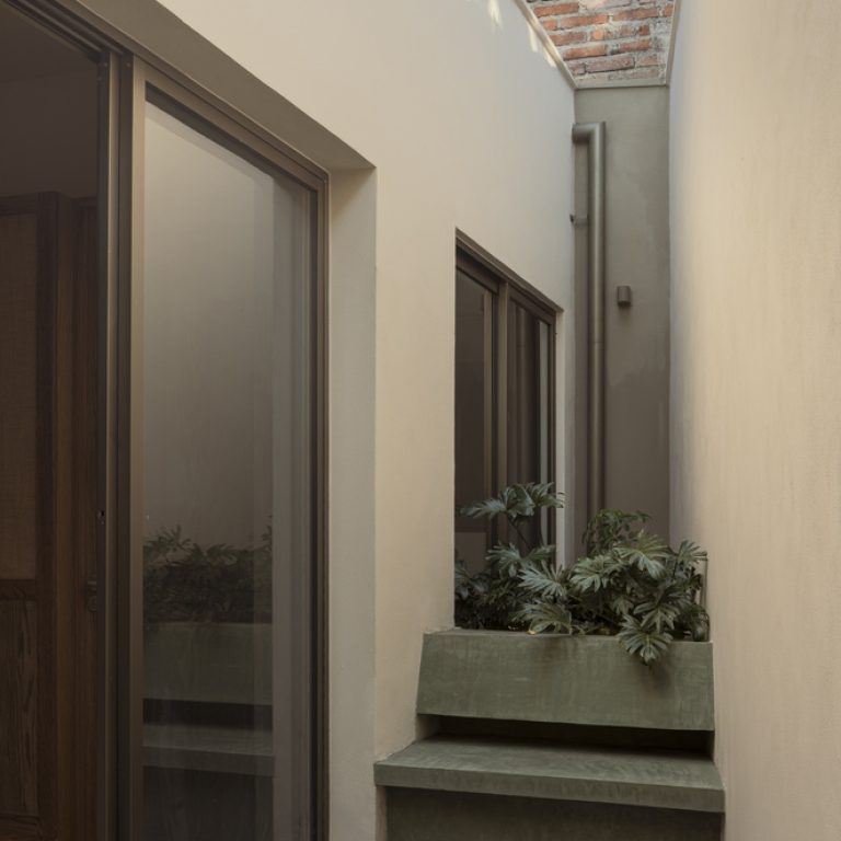 balcon con jardinera. Casa A.Martínez: Arquitectura con Bóveda de Cañón en Michoacan por Taller Michoacán