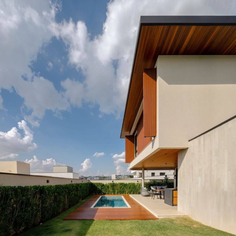 Fachada posterior, jardín. Casa AL