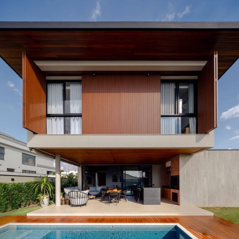 Fachada posterior, jardín, piscina. Casa AL