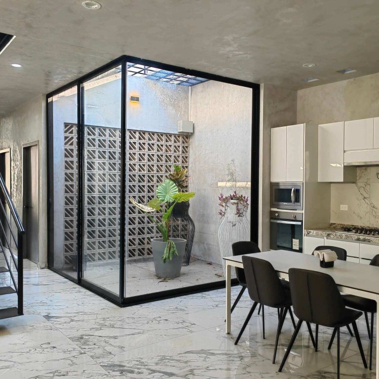 Cocina con patio interior