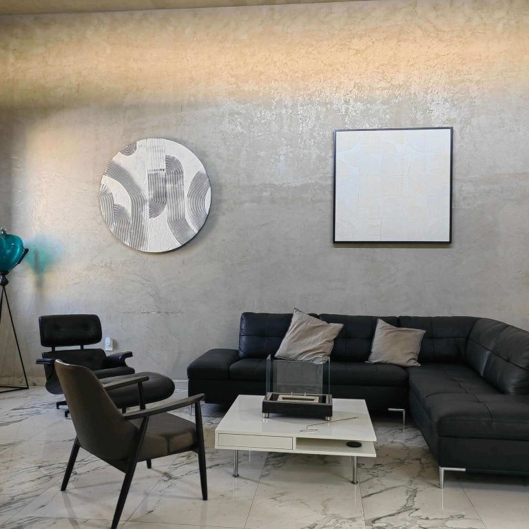 Sala moderna con muros de concreto pulido