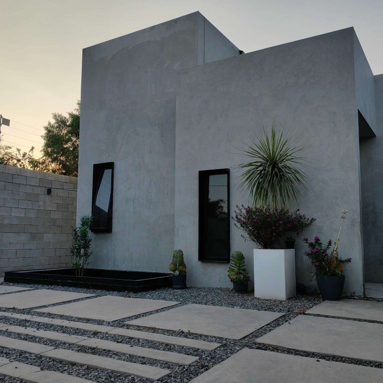 Fachada de concreto pulido con cochera