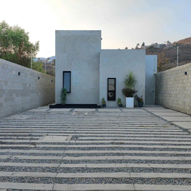 Fachada de concreto pulido con cochera