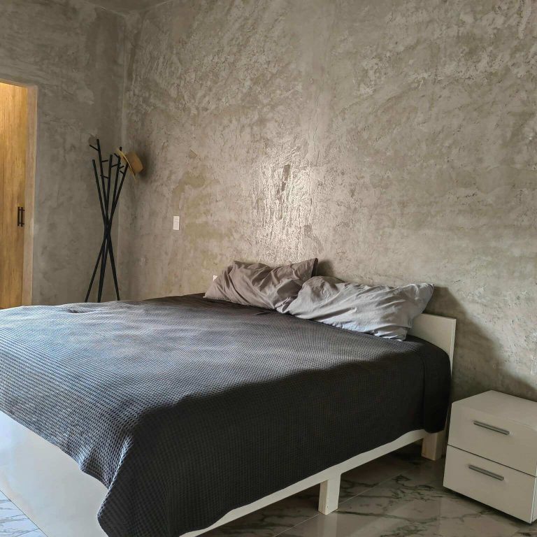 Habitación con muros de concreto pulido