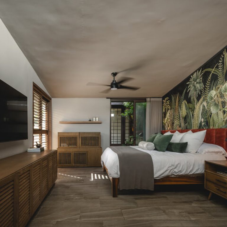 Habitación con muros blancos y muebles de madera, Casa Ahimsa por Binomio Taller