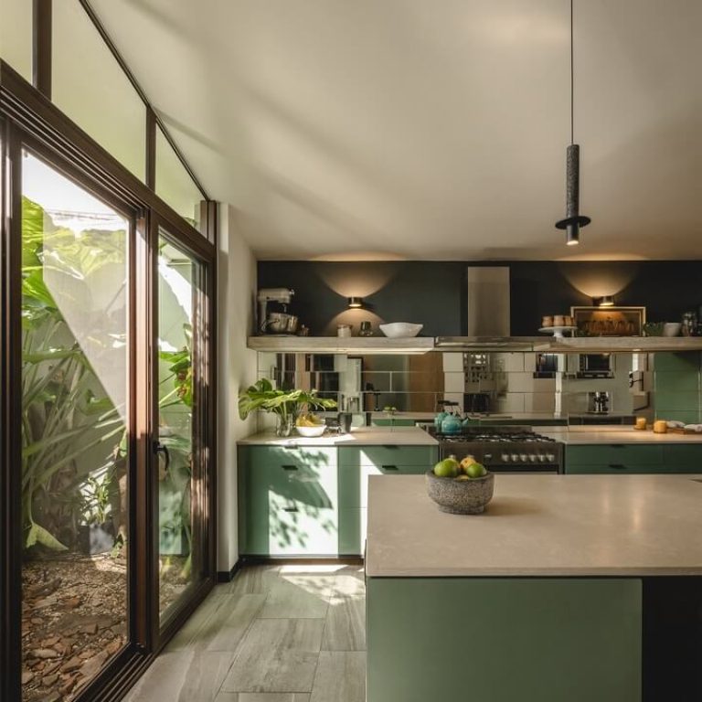 Cocina moderna color verde, Casa Ahimsa por Binomio Taller