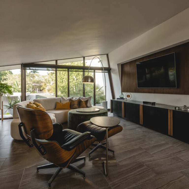 Sala de TV moderna con tele empotrada en muro