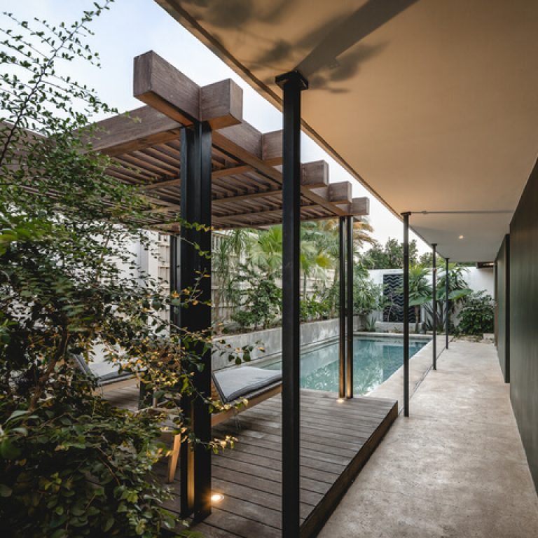 Patio con pisciana y jardín