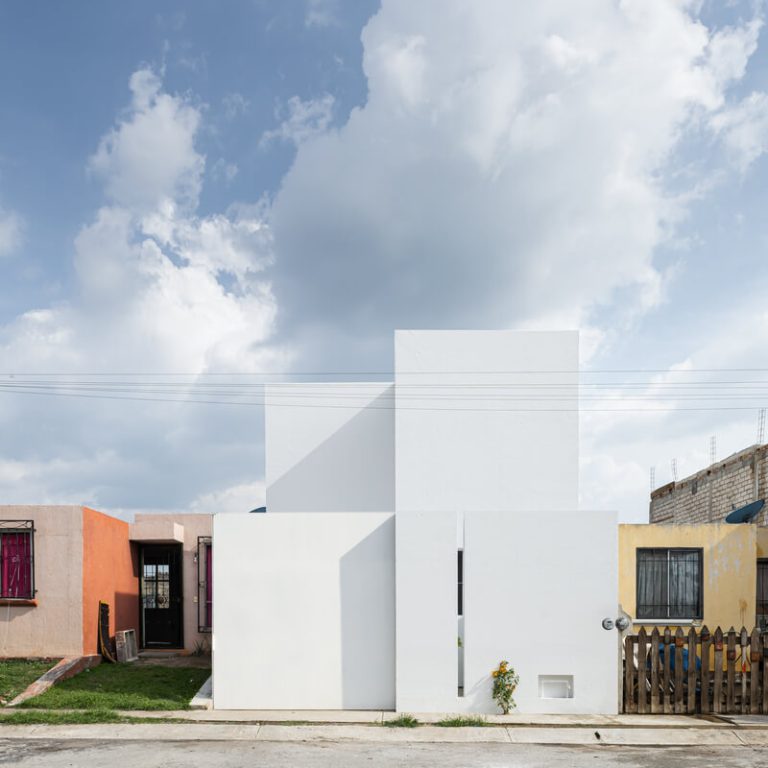 Casa Blanca por COTAPAREDES Arquitectos