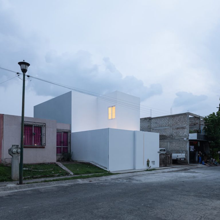 Casa Blanca por COTAPAREDES Arquitectos