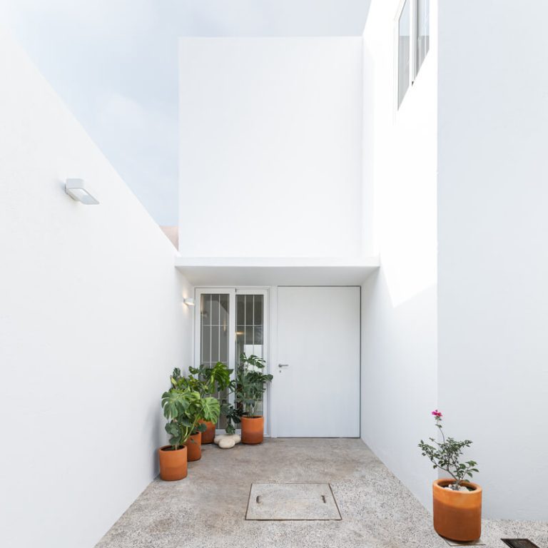 Casa Blanca por COTAPAREDES Arquitectos