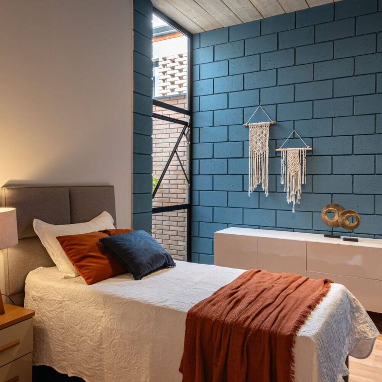 Casa Bohemia en Brasil. habitación, muros de ladrillo color azul