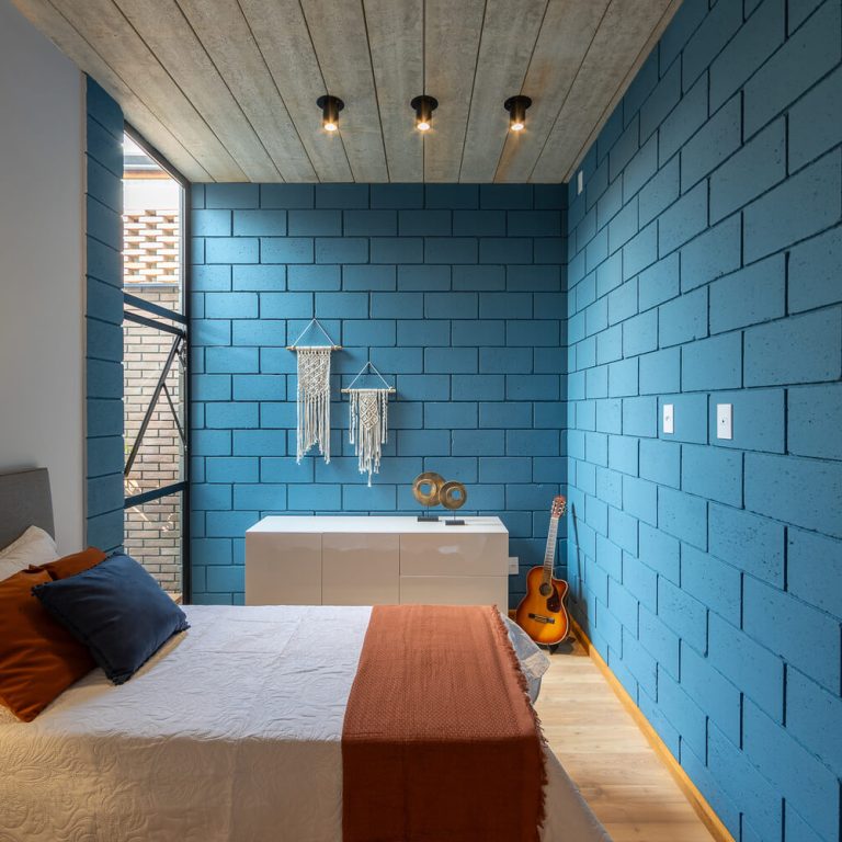 Casa Bohemia en Brasil. habitación, muros de ladrillo color azul