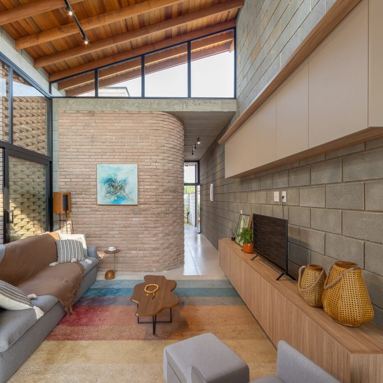 Casa Bohemia en Brasil. sala doble altura