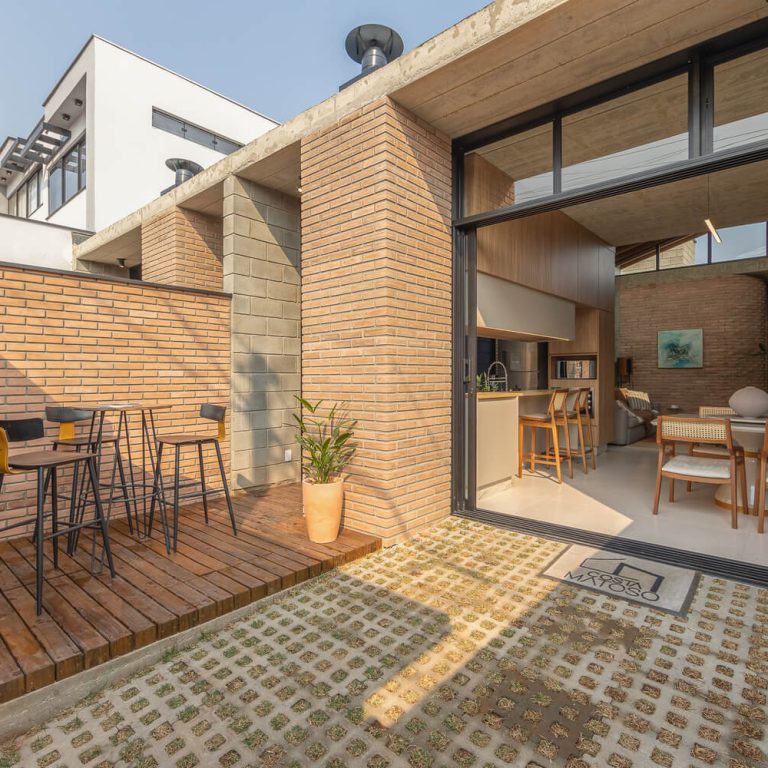 Casa Bohemia en Brasil. cochera, sala, cocina