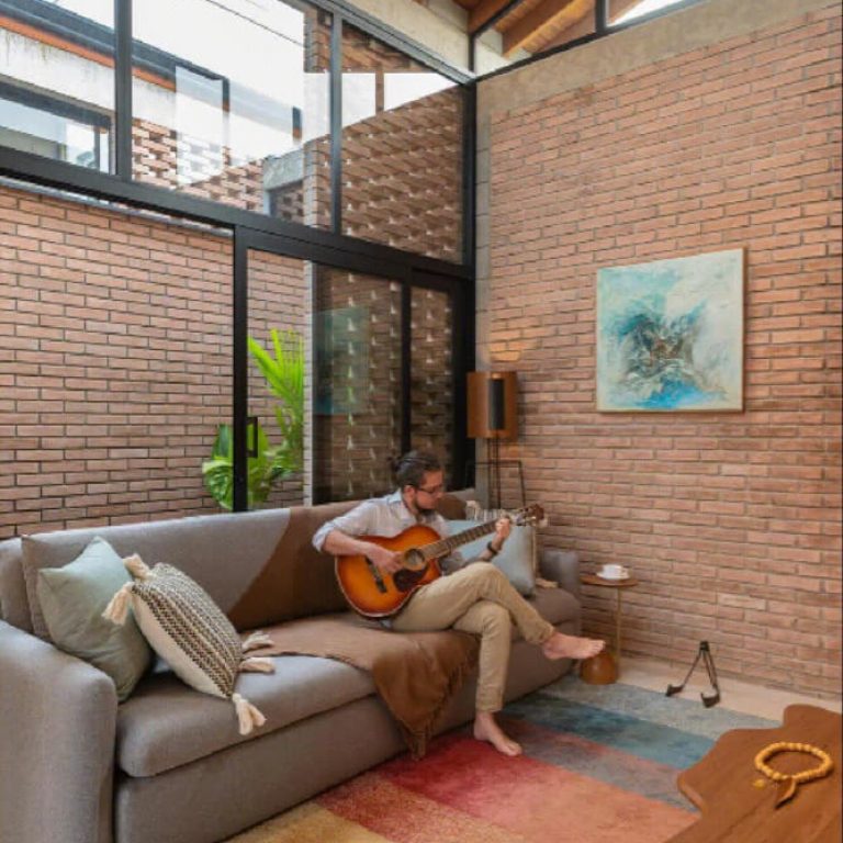 Casa Bohemia en Brasil. sala con jardin