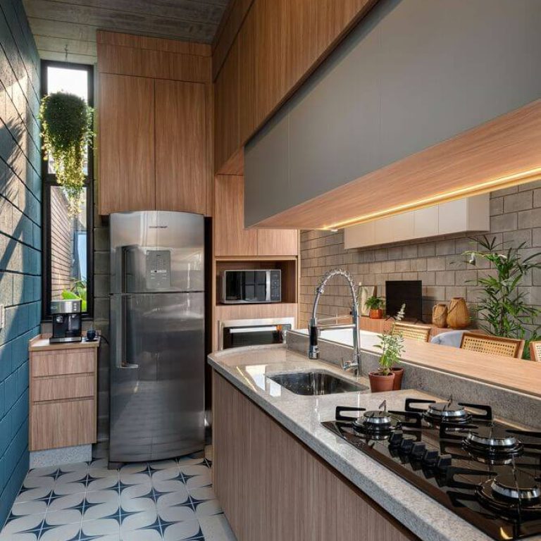 Casa Bohemia en Brasil. cocinalineal pequeña, estufa, tarja, refrigerador