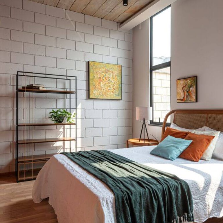 Casa Bohemia en Brasil. habitación moderna, muros blancos