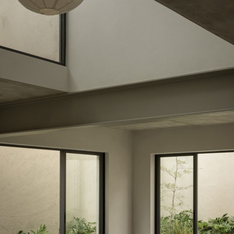 Casa Bosques Vallarta en Zapopan: Arquitectura de Patios y Concreto | Díaz Webster